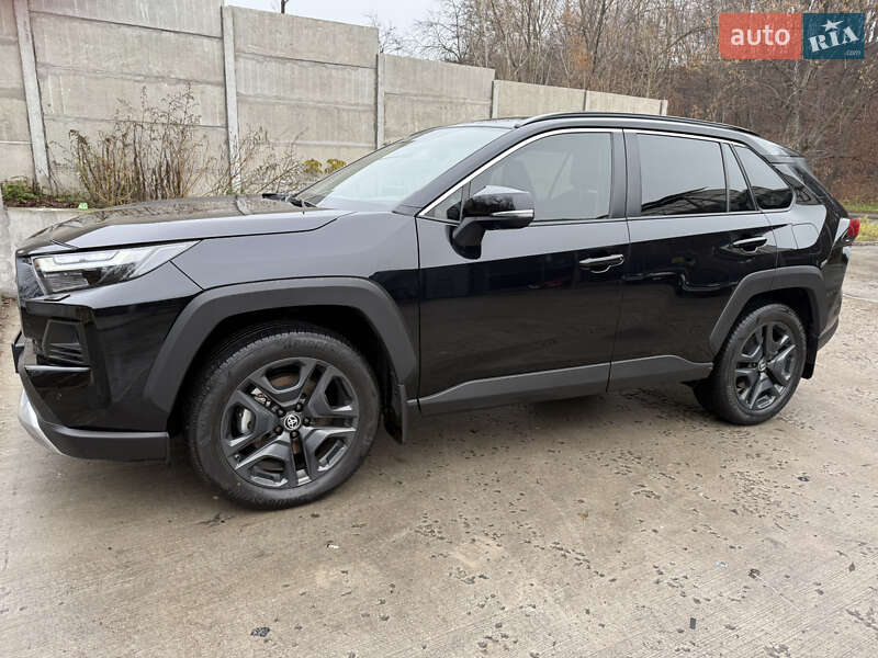 Внедорожник / Кроссовер Toyota RAV4 2024 в Киеве