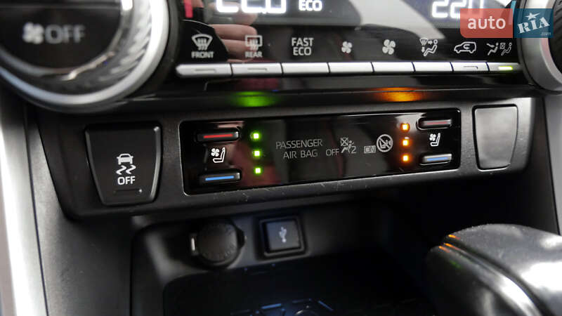 Позашляховик / Кросовер Toyota RAV4 2020 в Львові