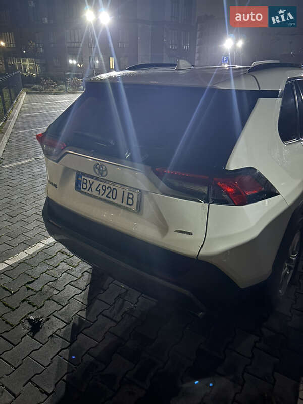 Внедорожник / Кроссовер Toyota RAV4 2020 в Хмельницком