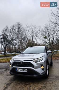 Внедорожник / Кроссовер Toyota RAV4 2019 в Вараше