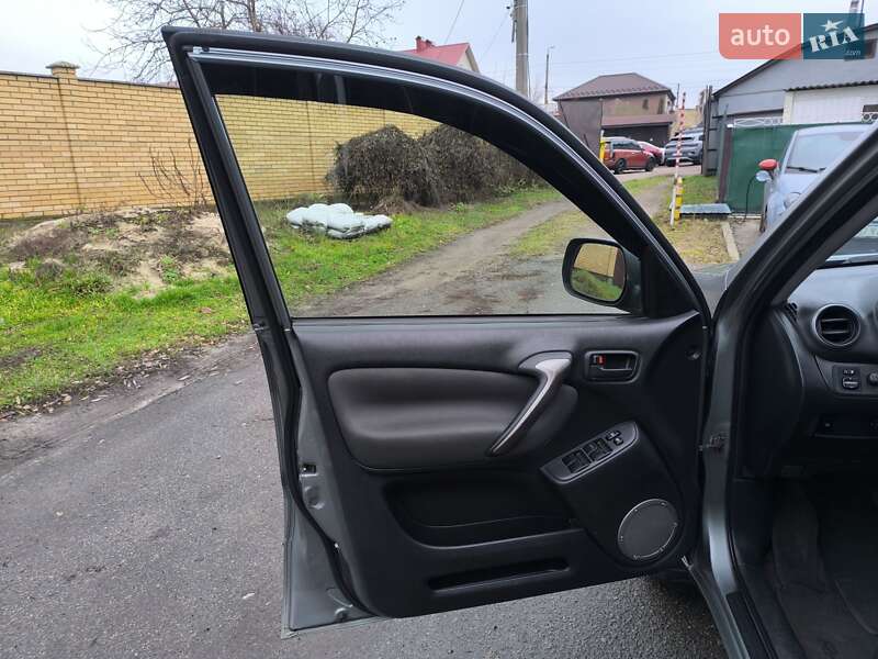 Внедорожник / Кроссовер Toyota RAV4 2003 в Киеве