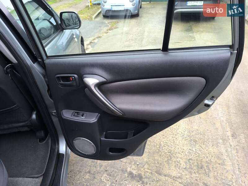 Внедорожник / Кроссовер Toyota RAV4 2003 в Киеве