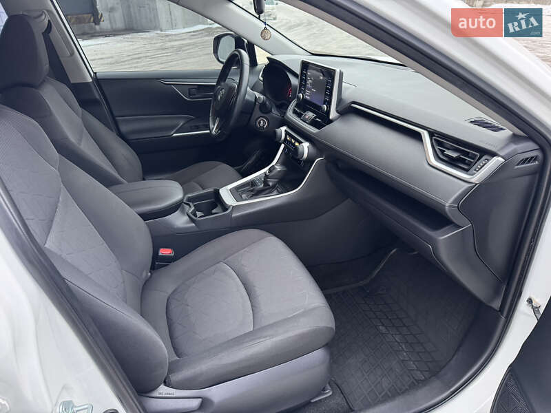 Внедорожник / Кроссовер Toyota RAV4 2019 в Киеве