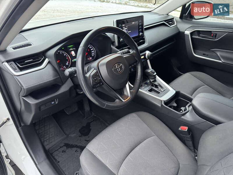 Внедорожник / Кроссовер Toyota RAV4 2019 в Киеве