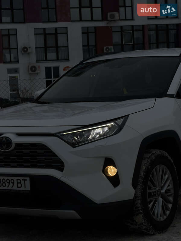 Позашляховик / Кросовер Toyota RAV4 2020 в Києві