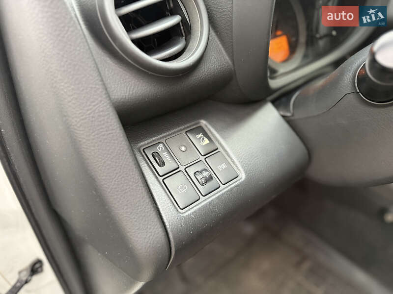 Позашляховик / Кросовер Toyota RAV4 2011 в Києві