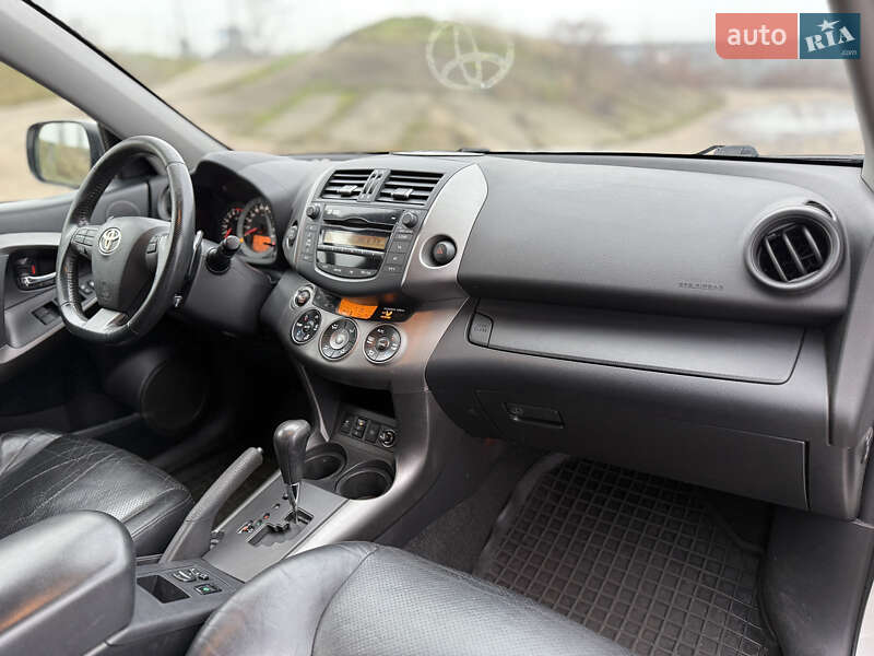 Позашляховик / Кросовер Toyota RAV4 2011 в Києві