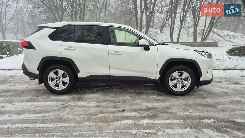 Позашляховик / Кросовер Toyota RAV4 2021 в Черкасах