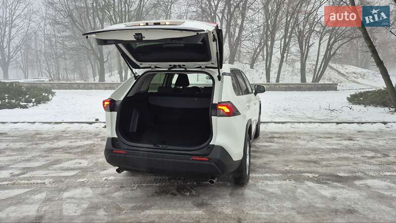 Позашляховик / Кросовер Toyota RAV4 2021 в Черкасах