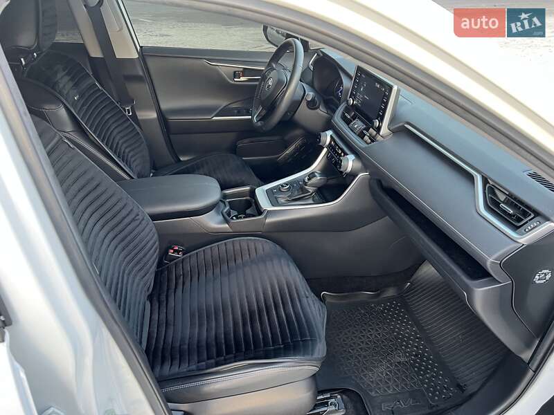 Внедорожник / Кроссовер Toyota RAV4 2021 в Киеве