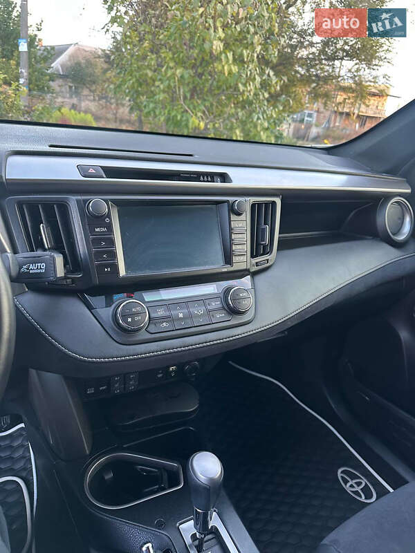 Позашляховик / Кросовер Toyota RAV4 2017 в Дніпрі
