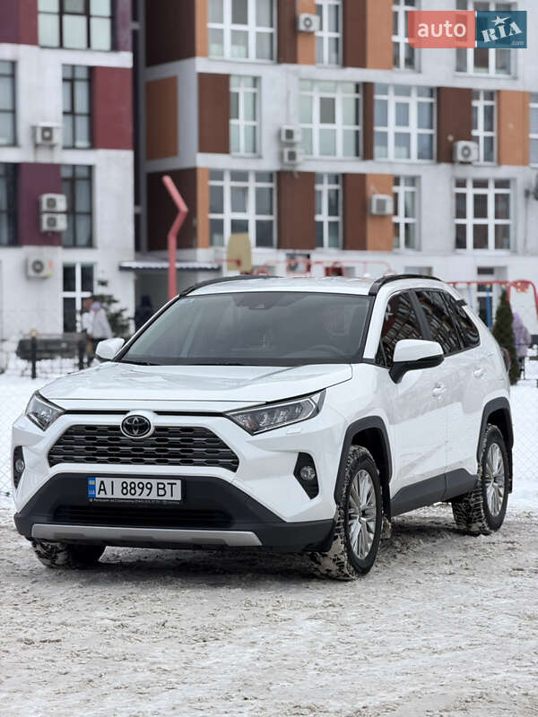 Внедорожник / Кроссовер Toyota RAV4 2020 в Киеве