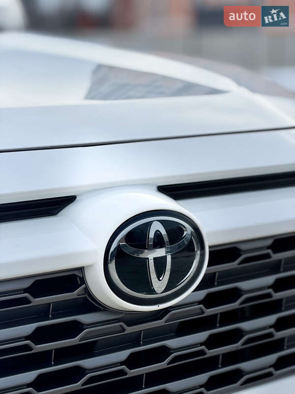 Внедорожник / Кроссовер Toyota RAV4 2020 в Киеве