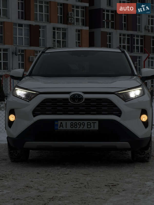 Внедорожник / Кроссовер Toyota RAV4 2020 в Киеве