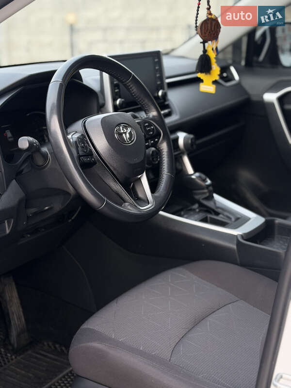 Внедорожник / Кроссовер Toyota RAV4 2020 в Киеве