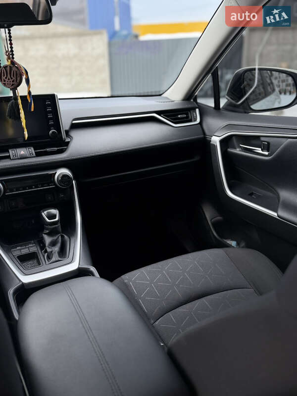 Внедорожник / Кроссовер Toyota RAV4 2020 в Киеве