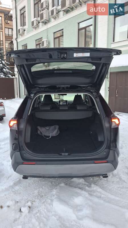Внедорожник / Кроссовер Toyota RAV4 2020 в Киеве