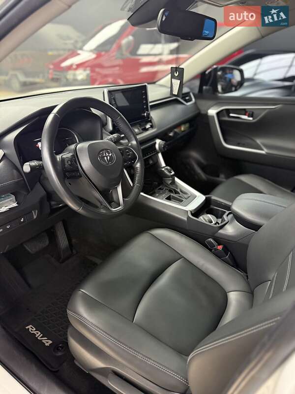 Позашляховик / Кросовер Toyota RAV4 2020 в Дніпрі