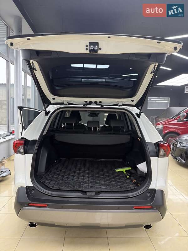Позашляховик / Кросовер Toyota RAV4 2020 в Дніпрі