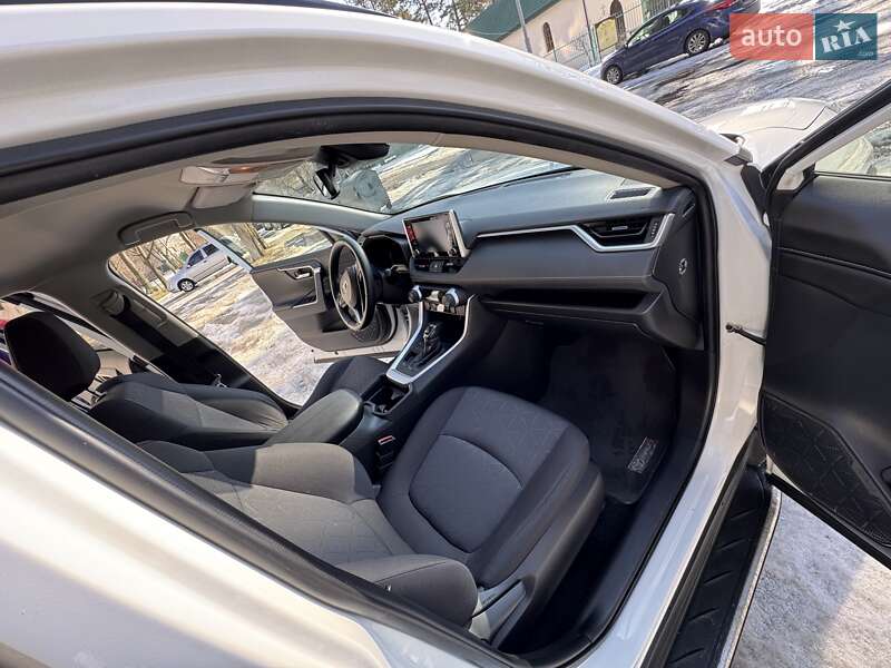 Внедорожник / Кроссовер Toyota RAV4 2021 в Киеве