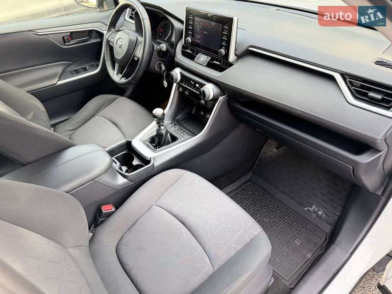 Внедорожник / Кроссовер Toyota RAV4 2019 в Киеве