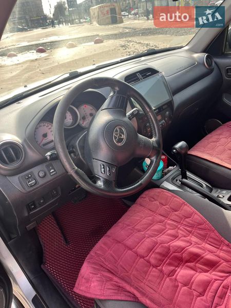 Внедорожник / Кроссовер Toyota RAV4 2004 в Харькове