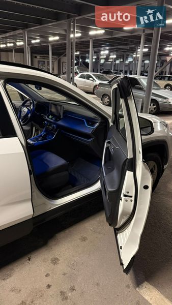 Внедорожник / Кроссовер Toyota RAV4 2019 в Киеве