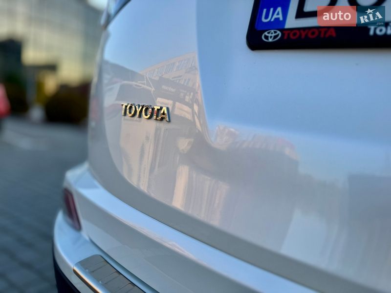 Внедорожник / Кроссовер Toyota RAV4 2018 в Львове