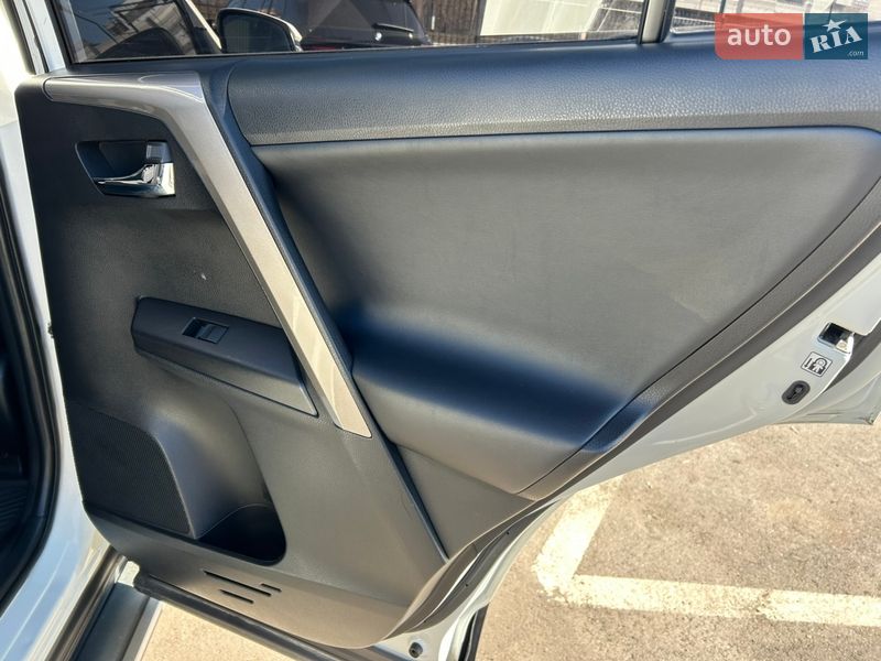 Внедорожник / Кроссовер Toyota RAV4 2016 в Киеве