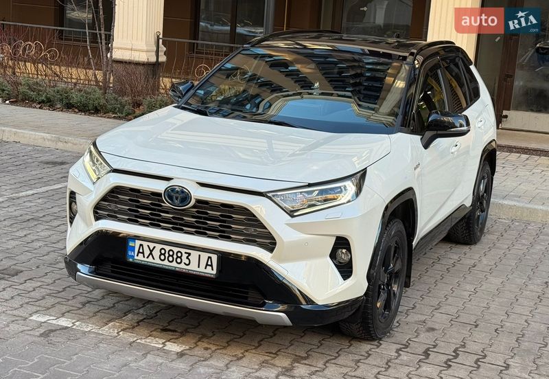 Внедорожник / Кроссовер Toyota RAV4 2020 в Киеве