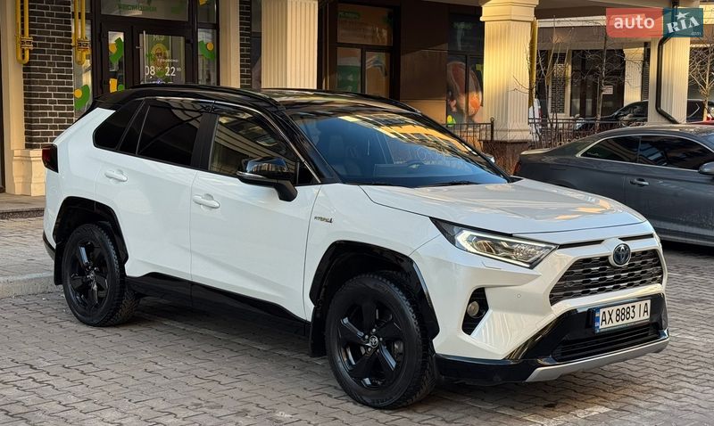 Внедорожник / Кроссовер Toyota RAV4 2020 в Киеве