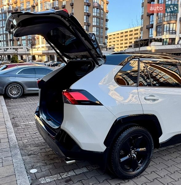 Внедорожник / Кроссовер Toyota RAV4 2020 в Киеве