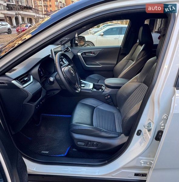 Внедорожник / Кроссовер Toyota RAV4 2020 в Киеве