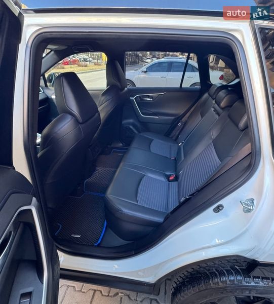 Внедорожник / Кроссовер Toyota RAV4 2020 в Киеве