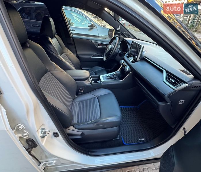 Внедорожник / Кроссовер Toyota RAV4 2020 в Киеве