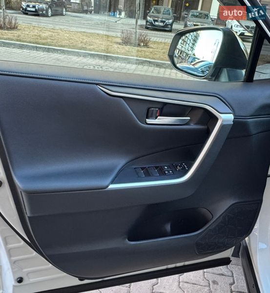 Внедорожник / Кроссовер Toyota RAV4 2020 в Киеве