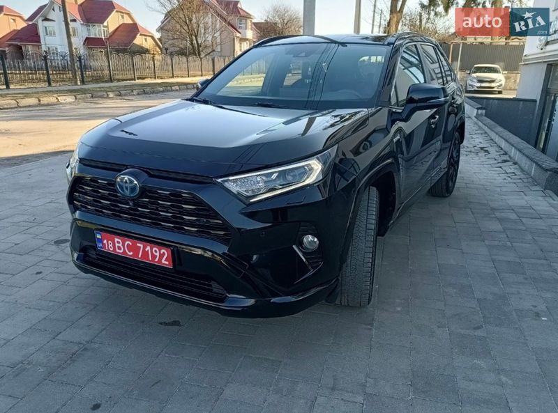 Позашляховик / Кросовер Toyota RAV4 2020 в Рівному
