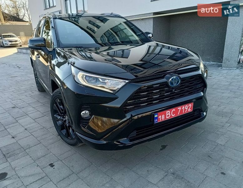 Позашляховик / Кросовер Toyota RAV4 2020 в Рівному