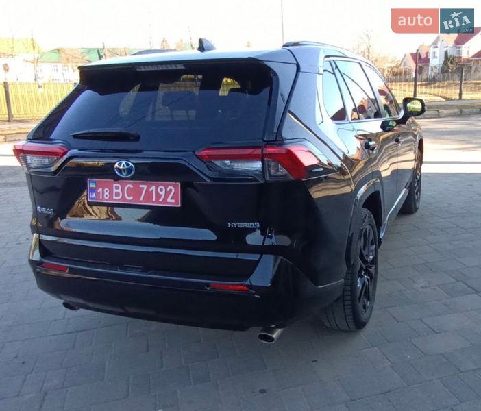Позашляховик / Кросовер Toyota RAV4 2020 в Рівному
