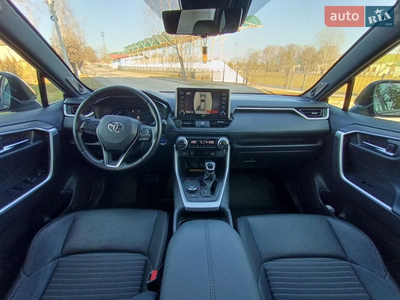 Позашляховик / Кросовер Toyota RAV4 2020 в Рівному