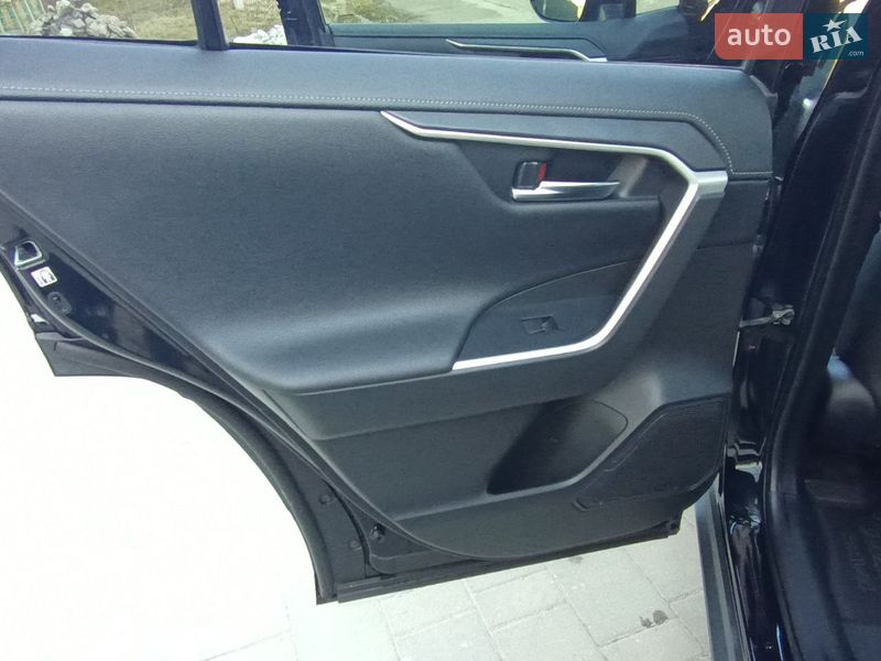 Позашляховик / Кросовер Toyota RAV4 2020 в Рівному
