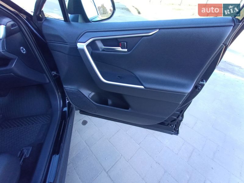 Позашляховик / Кросовер Toyota RAV4 2020 в Рівному