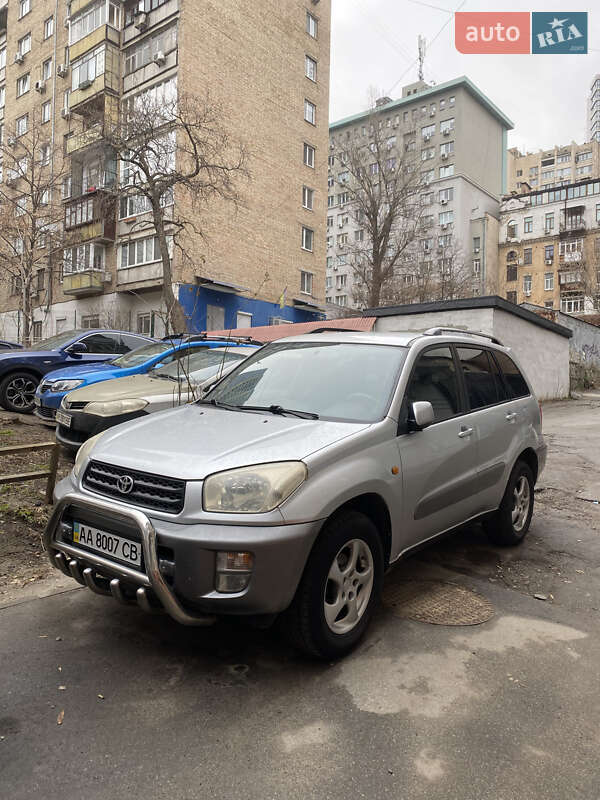 Внедорожник / Кроссовер Toyota RAV4 2001 в Киеве