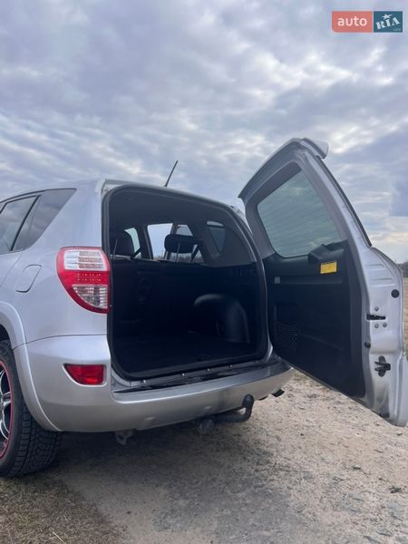 Внедорожник / Кроссовер Toyota RAV4 2012 в Сарнах