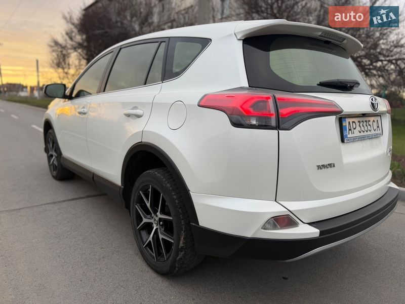 Позашляховик / Кросовер Toyota RAV4 2017 в Дніпрі