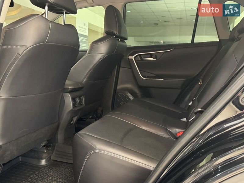 Внедорожник / Кроссовер Toyota RAV4 2019 в Ужгороде