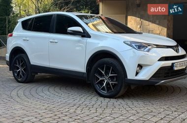 Позашляховик / Кросовер Toyota RAV4 2017 в Ужгороді