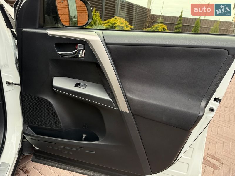 Внедорожник / Кроссовер Toyota RAV4 2017 в Виннице