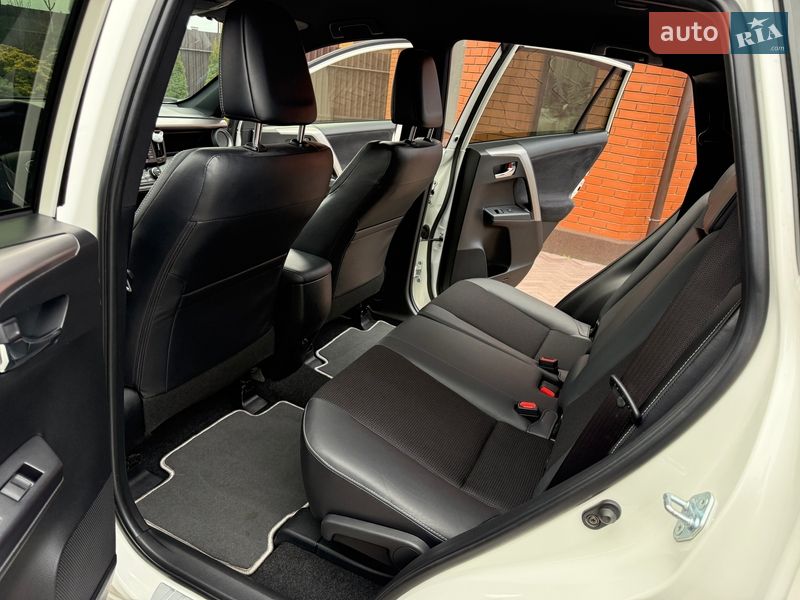 Внедорожник / Кроссовер Toyota RAV4 2017 в Виннице