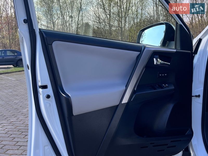 Внедорожник / Кроссовер Toyota RAV4 2018 в Львове